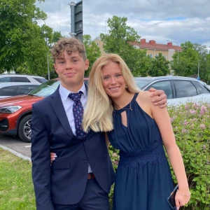 Mörkblå kostym från Selected Homme - Snygg mörkblå kostym från Selected Homme med kavaj och byxor. Kavajen har två knappar och en bröstficka . Tillverkad av Carréman-tyg, vilket ger en elegant look. Perfekt för formella tillfällen.