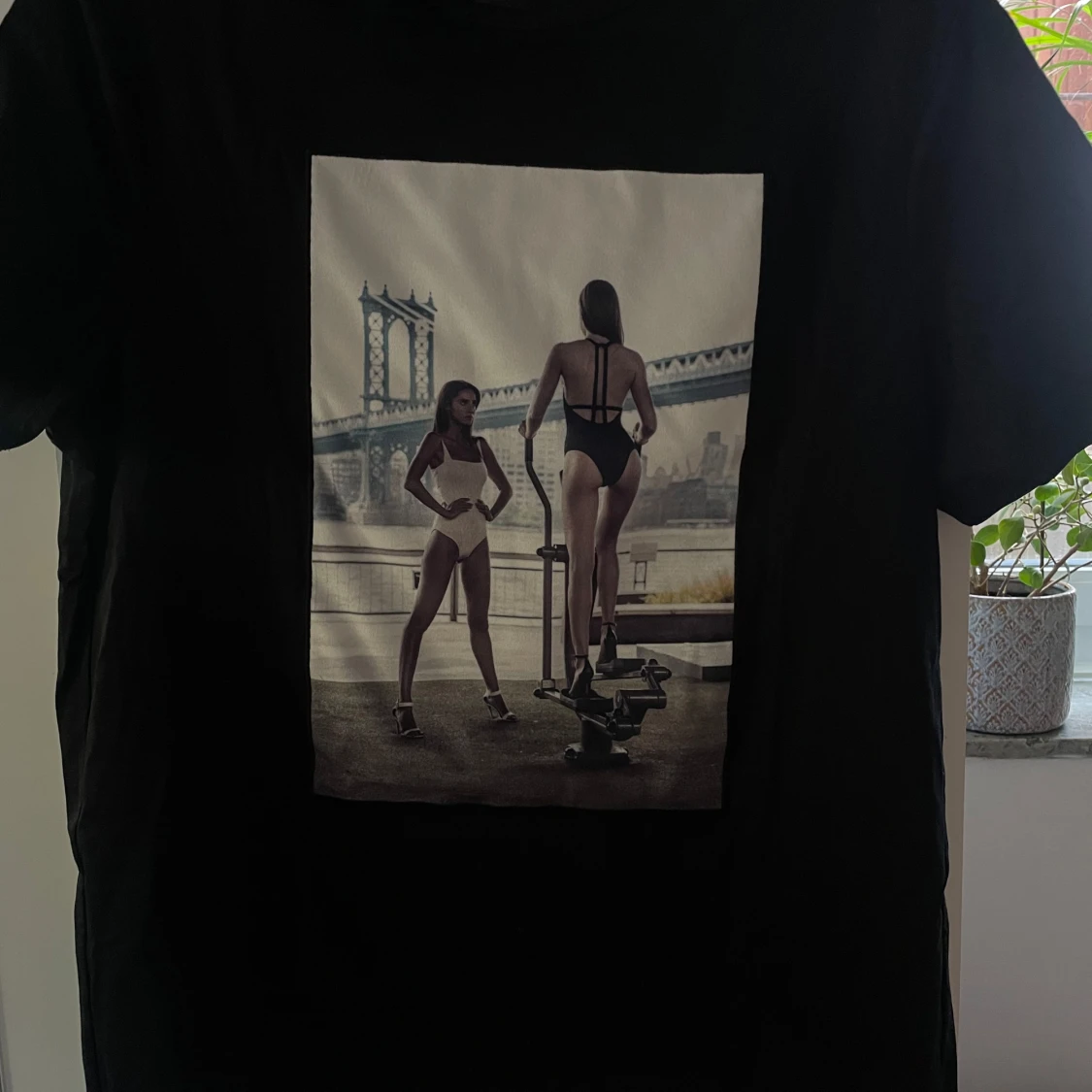 Svart t-shirt med fotoprint från Limitato