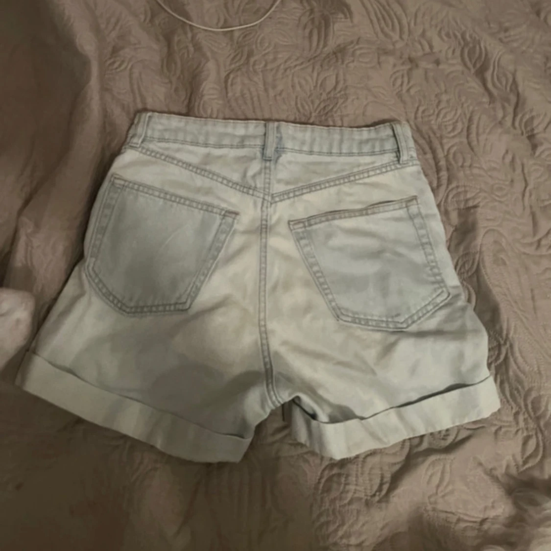 Ljusblå jeansshorts med upprullad kant - 1