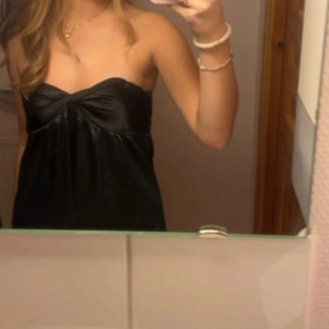 Svart axelbandslös satin klänning - 1