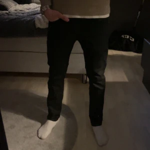 Levis 502 jeans  - Svarta tapared Levi’s 502, använd ett fåtal gånger skicket är riktigt bra 9/10. Storlek 31-32. Bara att skriva om du undrar något kan även gå ner i pris vid snabb affär 