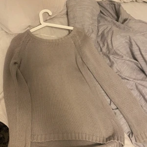 Beige stickad tröja från Gina Tricot - Säljer en beige stickad tröja från Gina Tricot i storlek S. Tröjan har rund halsringning och långa ärmar. Perfekt för kyligare dagar och enkel att matcha med olika outfits.