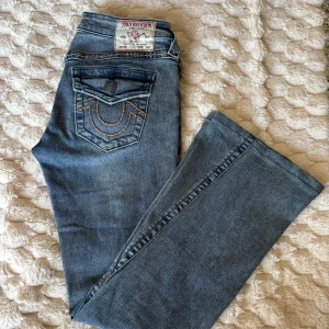 True Religion jeans  - Ett par mer unika true religion med stora bruna sömmar. Är i modellen Joey. Innerbenslängd: 74cm !jeansen är upplagda! Midjemått (rakt över): 36cm, materialet är väldigt stretchigt! Grenhöjd: 17.5cm. !kolla gärna mina andra jeans och shorts jag säljer!