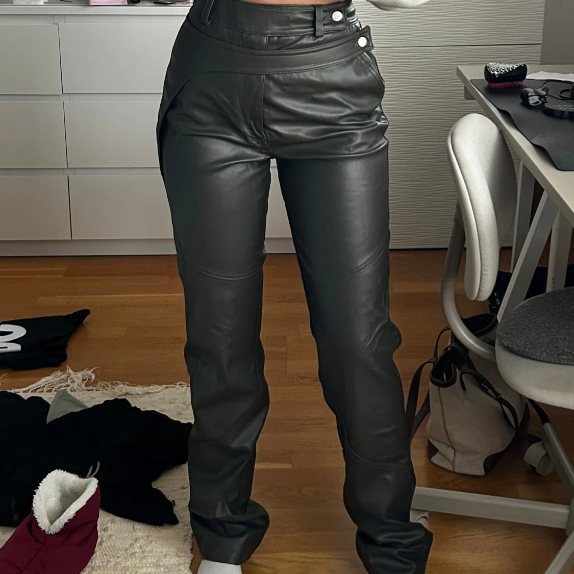 Svarta skinnbyxor från Design - 3