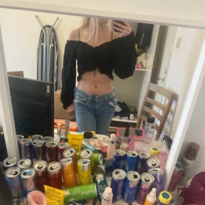 Svart topp - Säljer en jättefin svart topp med långa ärmar och croppad passform. Toppen har en snygg v-ringning och knyt framtill, perfekt för en trendig look. Pris kan diskuteras💕