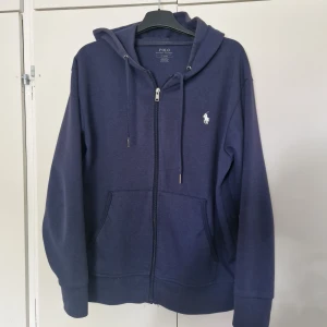 Ralph Lauren hoodie - Säljer denna Ralph Lauren hoodie då den inte används längre. Bra skick och inte använd så mycket. Skriv vid intresse priset ej hugget i sten 