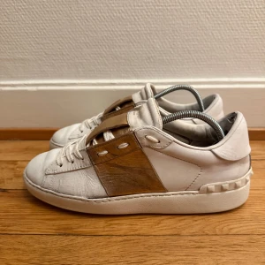 Valentino open sneakers - Säljer nu dessa fina valentino open skor | Storlek 38 | Använt skick men fortfarande fina, Har släppt lite ifrån sulan så behövs limmas | Kvitto ingår som intygar äktheten | Hör gärna av er vid frågor eller funderingar 😊