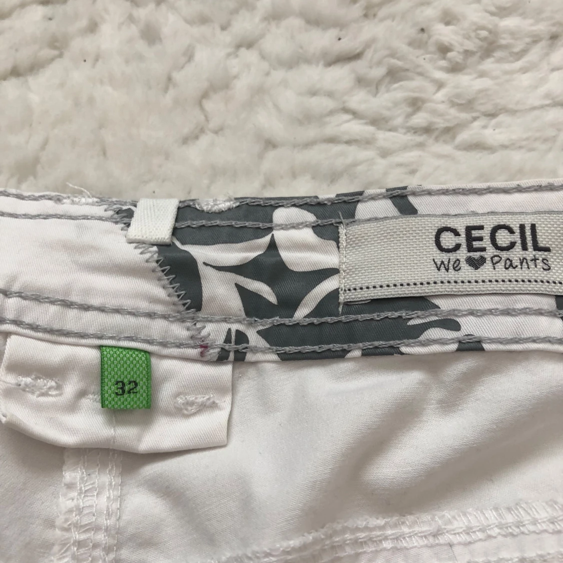 Vita byxor från Cecil med dragkedjedetalj - 3