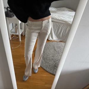 Beiga linnebyxor - Säljer ett par beiga linnebyxor som är låga i midjan. Sparsamt använda, jag är ca 1.70cm