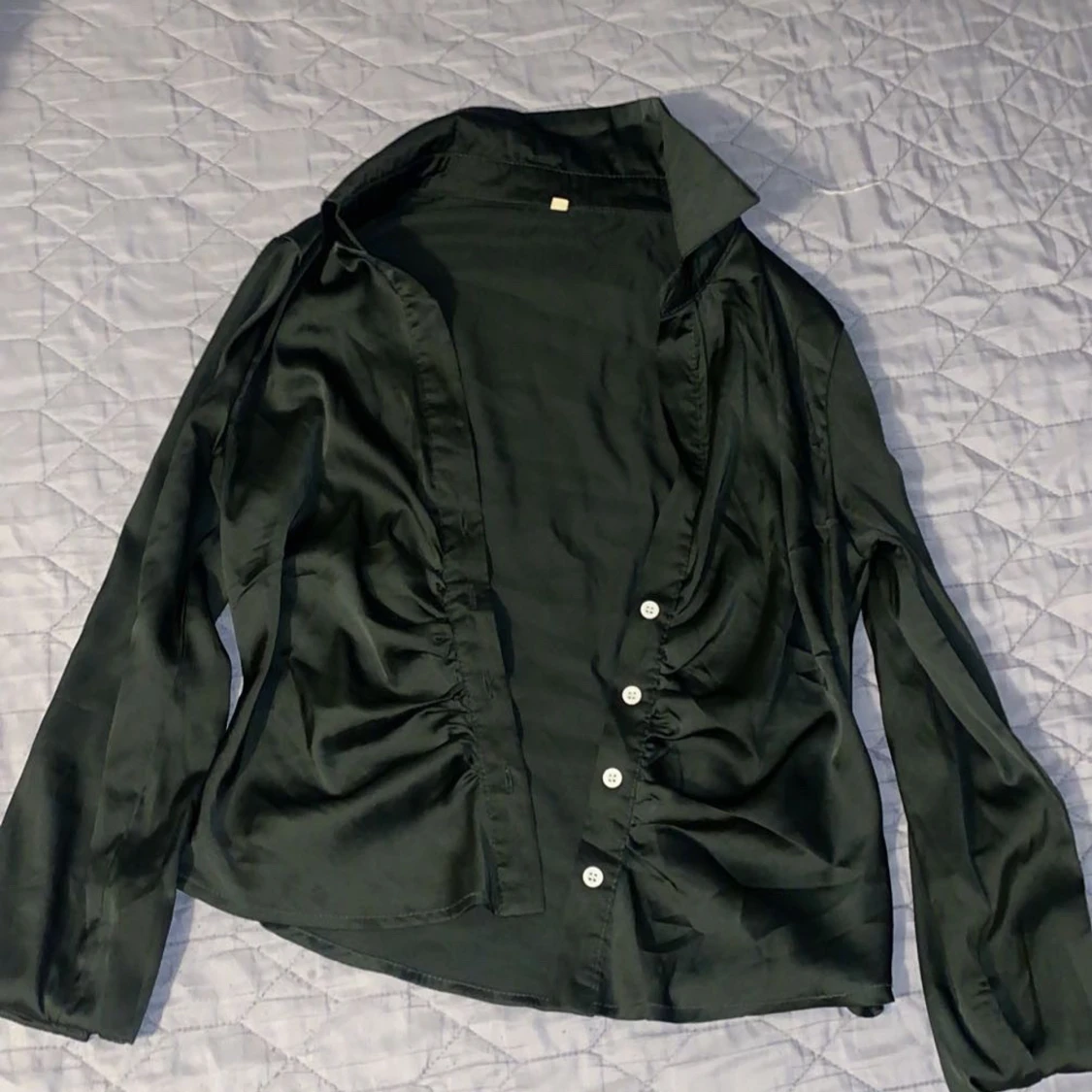 Svart satinblus med knappar