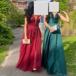 Vinröd balklänning med spets och tyll - Säljer denna fantastiska balklänning i vinrött, köpt på Johans Högtidskläder i Göteborg. Den är använd endast vid två tillfällen och är i toppskick! Klänningen har en lyxig tyllkjol, detaljerat broderat liv, djup urringning framme.   Storlek: S, men passar även XS och M tack vare den flexibla ryggen.  Nypris: 3499 kr