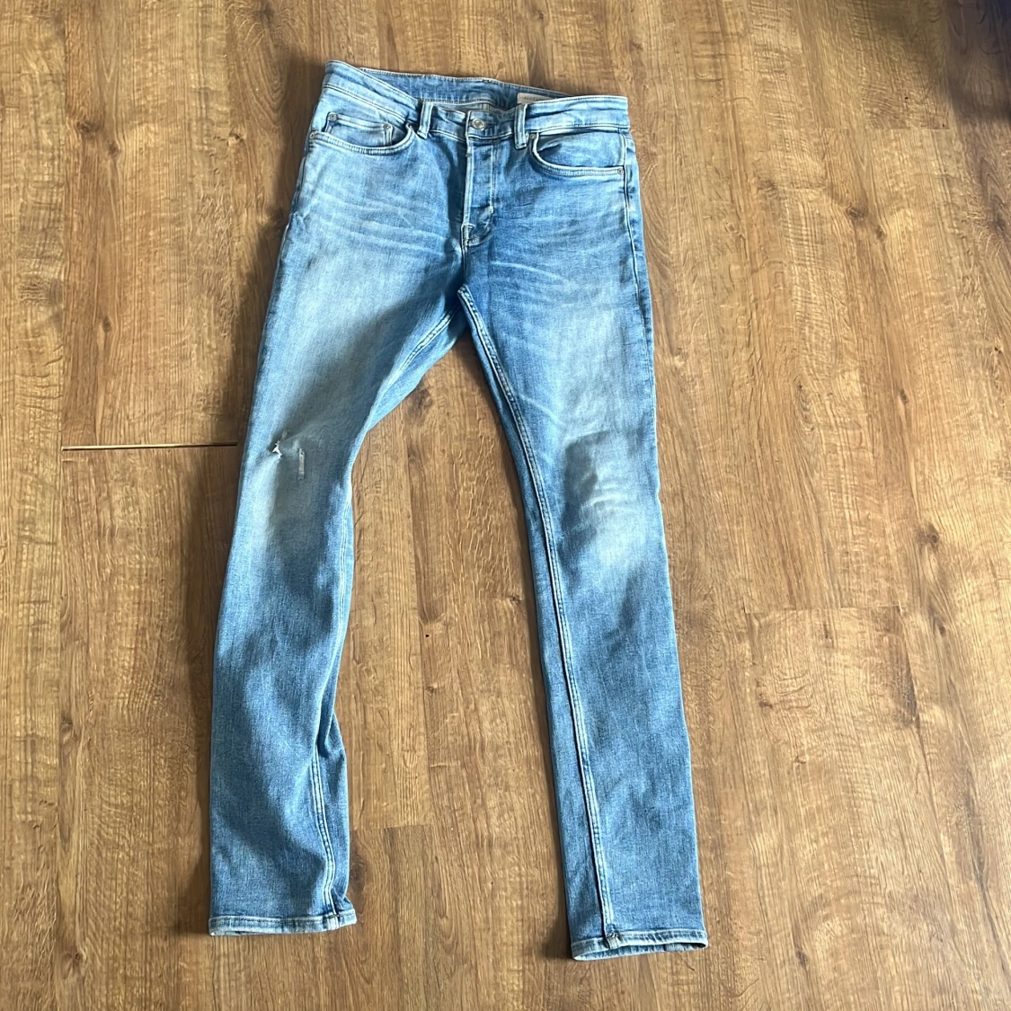 Ljusblå jeansbyxor från AllSaints