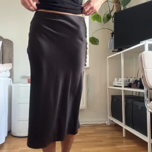 Svart satin / siden kjol från Chiquelle - Säljer min siden kjol från Chiquelle. Midikjol. Inköpt för några år sedan, sparsamt använd då jag inte gillar hur den sitter på mig.