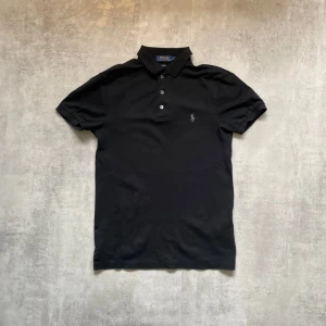 Svart Polo Ralph Lauren pike  - Jag Säljer en fet pike från polo Ralph Lauren | skicket på piken är väldigt bra 8/10 | storlek s | ny pris 1500: mitt pris är 550 | skriv vid frågor och funderingar   