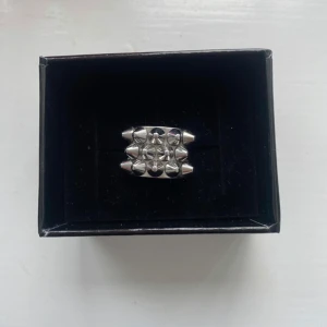 Silvrig ring från Edblad - Säjer denna ättefina ringen från Edblad eftersom jag inte använder den så mycket längre. Den är i jätte bra skick!Skriv gärna för frågor eller fler bilder.💕💕Nypris 400kr