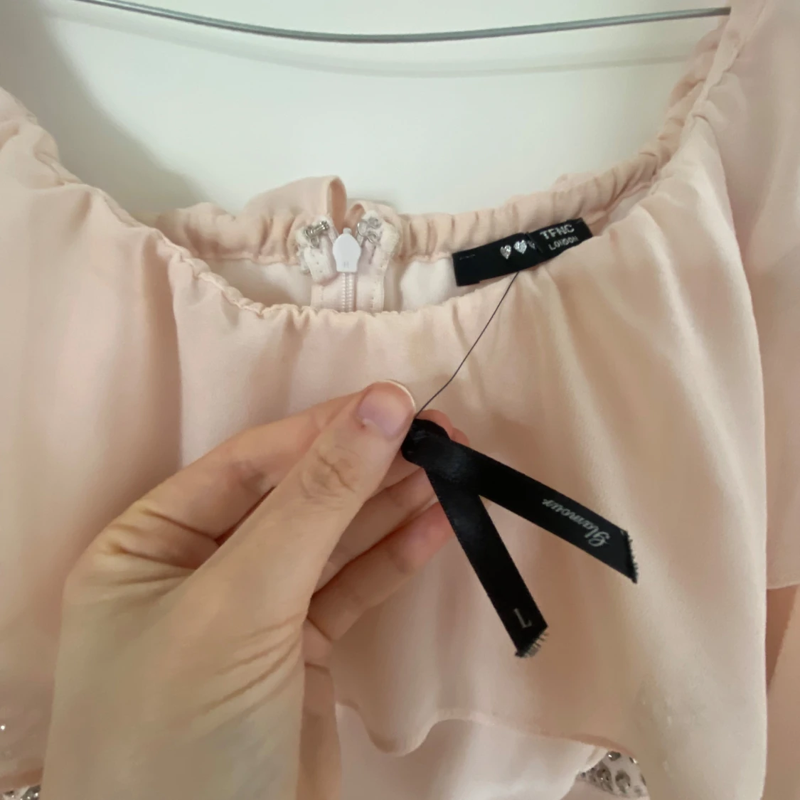 Ljusbeige offshoulder klänning med volang och pärldetaljer från Sisters Point - 2