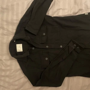 Svart Overshirt - Fet svart overshirt från Jack & Jones premium. Den är bara använd ca 3 gånger och i helt nytt skick. Storleken är S men passar också M. Skriv vid funderingar!