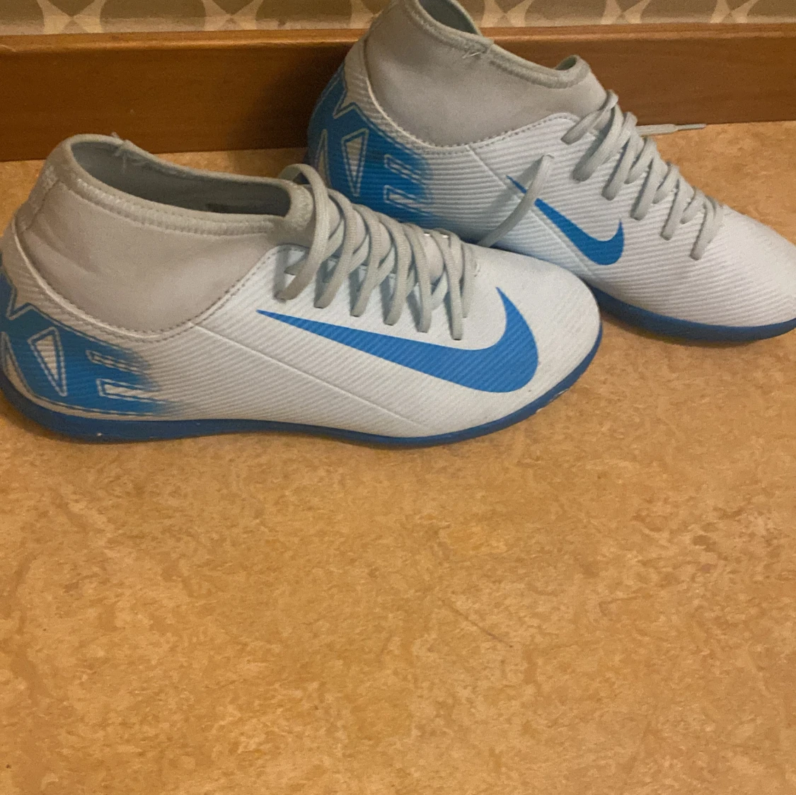 Vita och blåa Nike fotbollsskor - 1