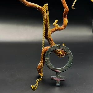 Handgjort halsband / feminist / statement - Unikt handgjordt halsband i polymerlera. Kedja 40 cm. 🔸Design: PEOPLE OF THE SUN🔸