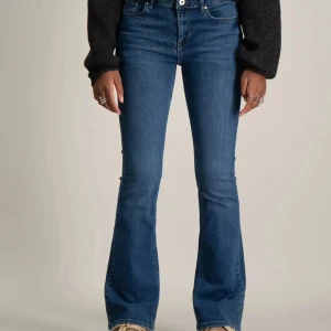 Blå bootcut jeans - Fina mörkblå jeans från GRUNT. Kommer ej till användning, toppen skick!💗Storlek S/36