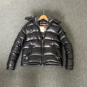 INTRESSEKOLL - Intressekoll på Moncler Maya, Storlek 1 ( S ) skick 9/10! Hör av er vid frågor eller fler bilder🤩🙌