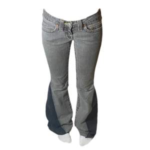 Grå true religion jeans, low wais, har sytt ut dom så dom är bootcut, fråga för bilder. Midjemått rakt över: 37cm  Innerbenslängd: 77 Storlek: w26 Skickar samma dag eller nästa arbetsdag📩
