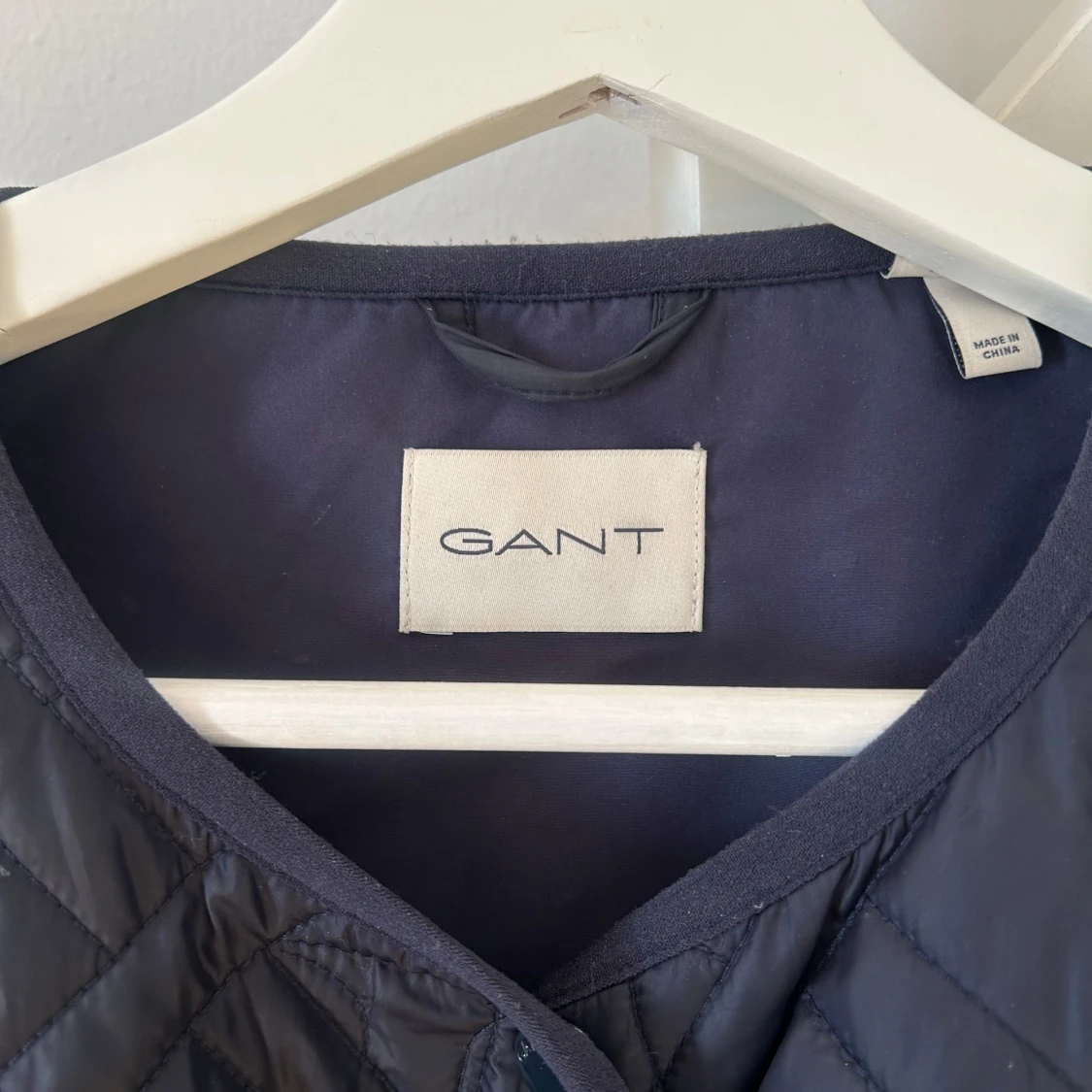 Mörkblå quiltad jacka från GANT - 1