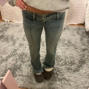 Lågmidjade bootcut jeans med söm!  - Så snygga jeans med jätte fina detaljer och sitter skit snyggt! Köpte dem väldigt nyligen och har aldrig används så inga defekter. Midjemåttet: 37cm + stretch Innerbenslängden: 80 cm