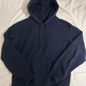 Mörkblå hoodie  - Säljer en mörkblå hoodie. riktigt skön och sitter bra. Inget fel på tröjan utan den är i stort sätt som nytt skick. Storlek Xs men passar S.