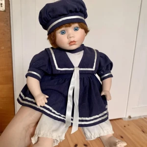 Porslinsdocka - Supersöt porslinsdocka i bra skick. Kläderna kan tas av och bytas. Har även fler till salu. Kom gärna med frågor och prisförslag 💕