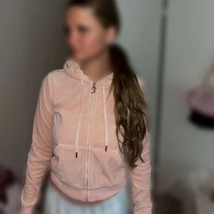 Rosa hoodie med dragkedja - Säljer min ljusrosa juicy kofta i storlek s. Bra skick på båda koftorna och fortafarande mjuka som en ny💗