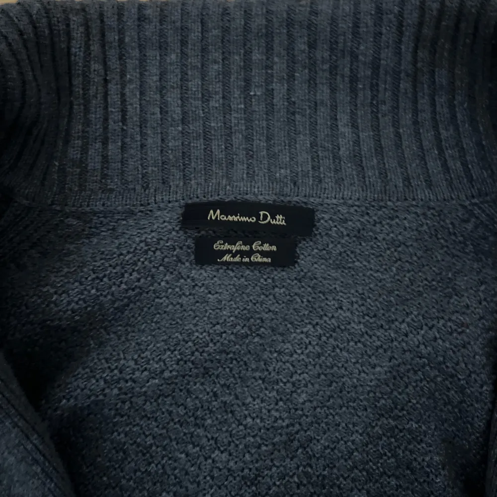 Tja, en snygg dubbelknäppt kofta/cardigan från Massimo Dutti. Hör gärna av er vid frågor👍. Neuletakit & Villapaidat.
