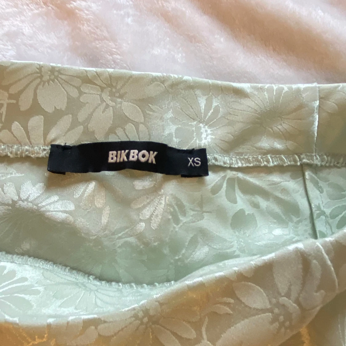 Ljusgrön blommig kjol från BikBok - 2