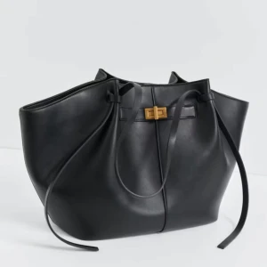 Väska  - Svart väska från gina tricot. Köpt för ett tag sen men har använts ca 3 ggr, ser oanvänd ut. Den har fack i sig och är stor så man kan ha till exempel dator i. Ge prisförslag. Nypris 499kr💕💕