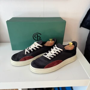 CQP Meander - Ett par sjyssta cqp skor som används otroligt lite, syns knappt på sulan att dom är använda. De är för dig som söker något annorlunda från alla vanliga skor då dom är breda rundade fram.     Köpta förra året, nypris runt 4000kr. 