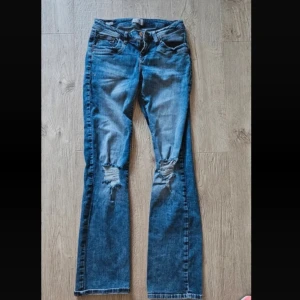 Ltb Valerie jeans  - Ltb jeans med hål i storlek 28/34 , säljer då de absolut inte passar mig så inte använda ! Vid frågor eller funderingar är det bara att kontakta mig ( kommer inte kunna posta förens påsk veckan då jag är bortrest tills dess!)