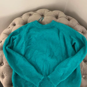 Grön tröja från Zara - Säljer en snygg turkos/grön tröja från Zara. Den är tillverkad i en mjuk blandning av nylon, ull, alpaca och akryl. Använd ett fåtal gånger! 