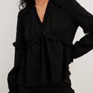Svart blus från NA-KD - Svart blus som jag aldrig har använt, är strolek 38 men sitter inte tajt, köpte för 399 ock jag säljer för 299. Skriv för mer bilder!🥰