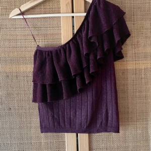 Mango one shoulder top  - One shoulder top med glitter detaljer och volanger från mango i storlek S! Aldrig använd o perfekt för fest tillfällen (kommer inte kunna posta förens påsk veckan då jag är bortrest tills dess!) vid frågor är det bara att kontakta mig❤️