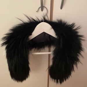  Äkta pälskrage till jackan  - Snygg och trendig svart äkta pälskrage som ger en lyxig känsla. Perfekt för att hålla värmen under kyliga dagar. Den har en fluffig utsida som gör det extra mysigt och behagligt. Passar perfekt till både jackor och kappor. Jag hade i alla fall pälskragen på min vinterjacka med varumärket Roco Baroco och det finns såklart knappar så att man kan sätta på den ❤️