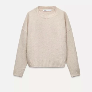 Mjuk enfärgad stickad zara tröja  - Säljer då den inte kommer till användning. Använd endast en gång. Den har inga defekter eller slitage.