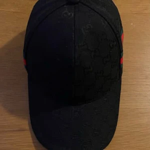 Svart keps  - Helt ny keps. Aldrig använda. Storlek M. Bästa kvaliten. Fraktar inom 24 timmar. 
