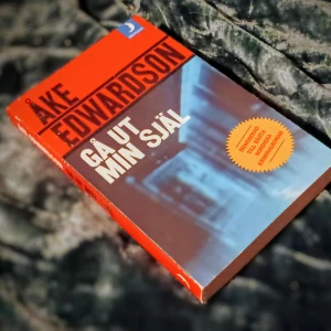 Gå ut min själ av Åke Edwardson - Spännande kriminalroman av Åke Edwardson där privatdetektiven Jonathan Wide utreder mord i ett regnigt Göteborg. Boken är nominerad till bästa nordiska kriminalroman.