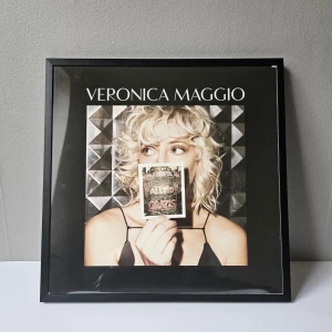 Veronica Maggio - Albumaffisch, 31.5x31.5cm - Veronica Maggio - Den första är alltid gratis albumaffisch, 31.5x31.5cm  Helt ny - Passar bra i IKEAs tavelram Lomviken!  Skickas i papprulle - Ramen ingår inte!