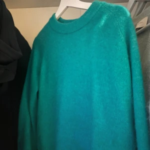 Turkos/Grön tröja från Zara - Säljer min stickade tröja från Zara. Storlek S, använd ca. 3 gånger🩵🩵