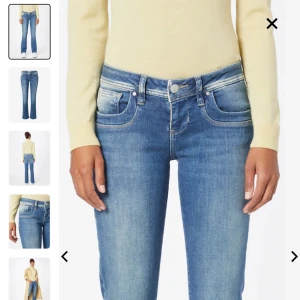 Blå bootcut jeans - Snygga blå bootcut jeans med en klassisk femficksdesign och knappgylf. Jeansen har en lätt tvättad look och är perfekta för en avslappnad stil. De är låg midjande och passar bra till olika toppar. Säljer pga av att de är små av mig jätte fina. Dem är inte helt nya och de har fått hål mellan bena men jag har sytt dem så man märker verkligen inget skriv för fler bilder
