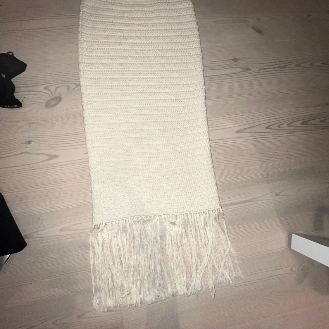 Beige stickad kjol med fransar - 1