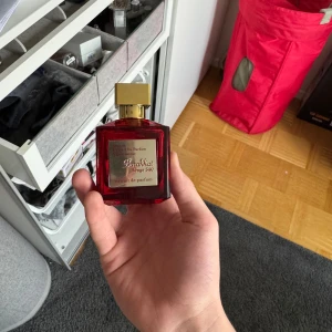 Bakkarat rouge 540 - Säljer min bakkarat perfym, knappt använd, doftar riktigt gott och passar både till killar och tjejer.