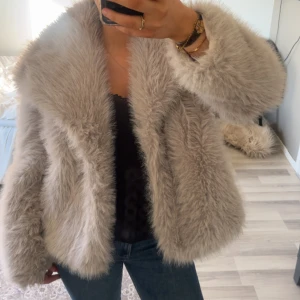 Beige pälsjacka - Säljer en supermjuk och fluffig beige pälsjacka! Såå fin, som ny❤️den är grå/beige