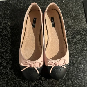 Ballerinaskor  - Säljer dessa assnygga ballerinaskor från vices som är i superbra skick eftersom de är försmå för mig. De är perfekta nu till sommaren. Storlek 39 men skulle säga de passar 38-39 beroende på hur fötterna är formade. Tveka inte att höra av er vid frågor och lägg gärna prisförslag💝💝